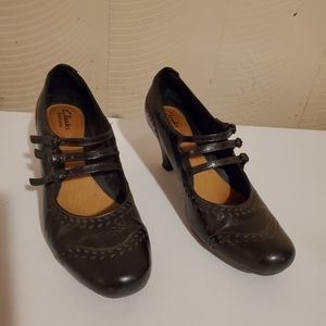 Clarks black strappy low heel dress shoes